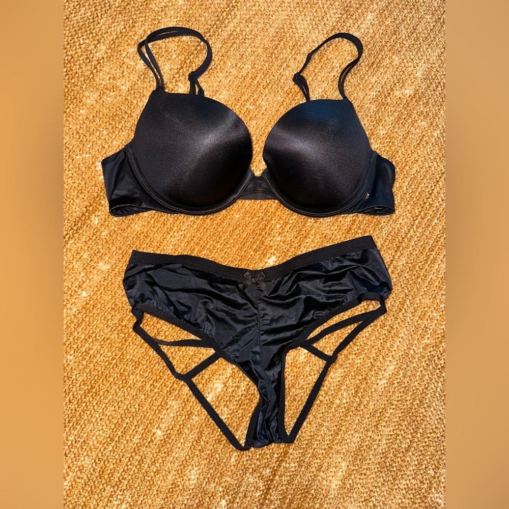 Black Victoria’s Secret 34C Bra and Panty 🖤